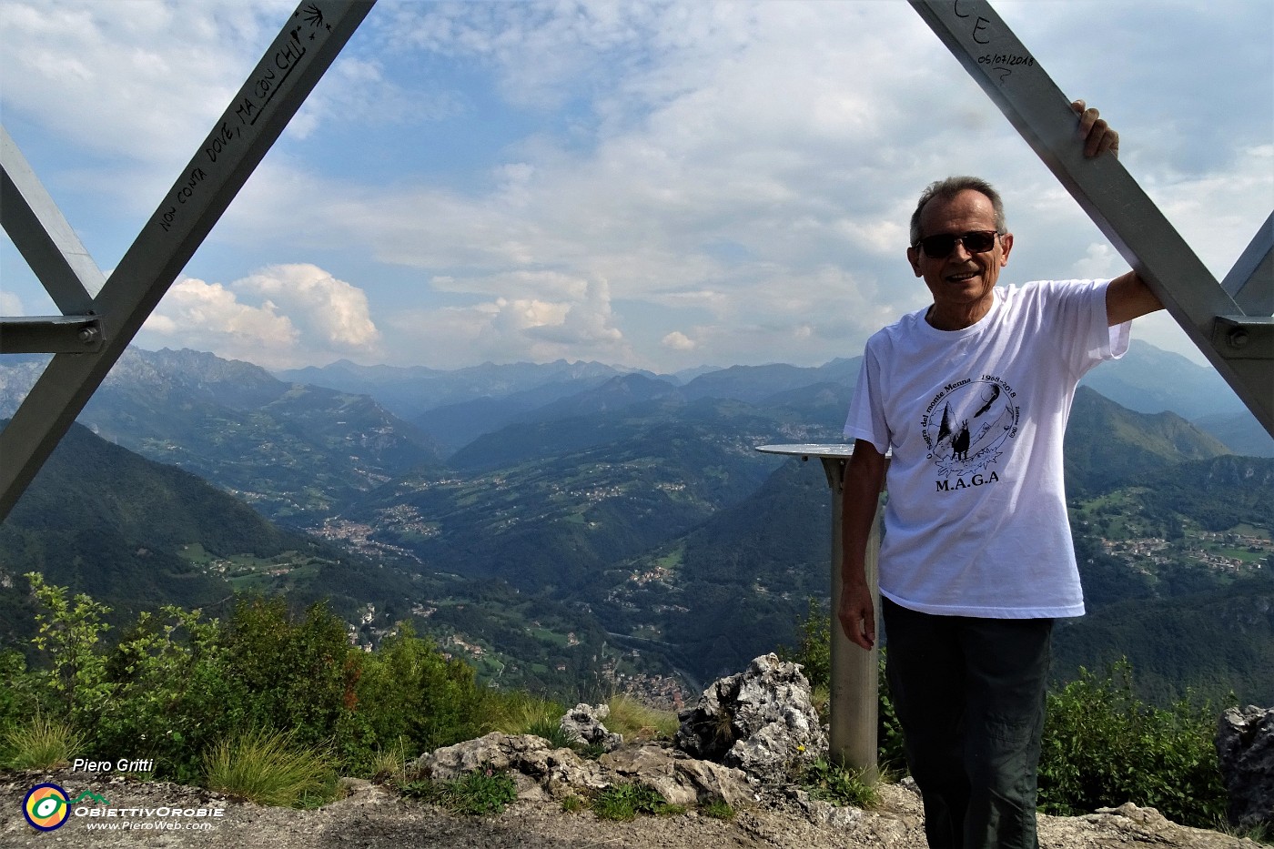 04 Panorama dal  Monte Zucco (1232 m) sulla Valle Brembana e i suoi monti.JPG -                                